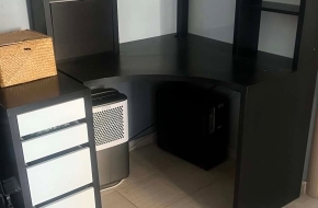 Πωλειται μαυρο γωνιακο γραφειο με τοιχο σε καλη κατασταση.