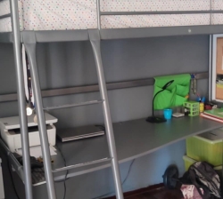 Κρεβάτι-γραφείο και σιφινιέρα