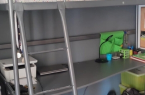 Κρεβάτι-γραφείο και σιφινιέρα