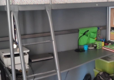 Κρεβάτι-γραφείο και σιφινιέρα